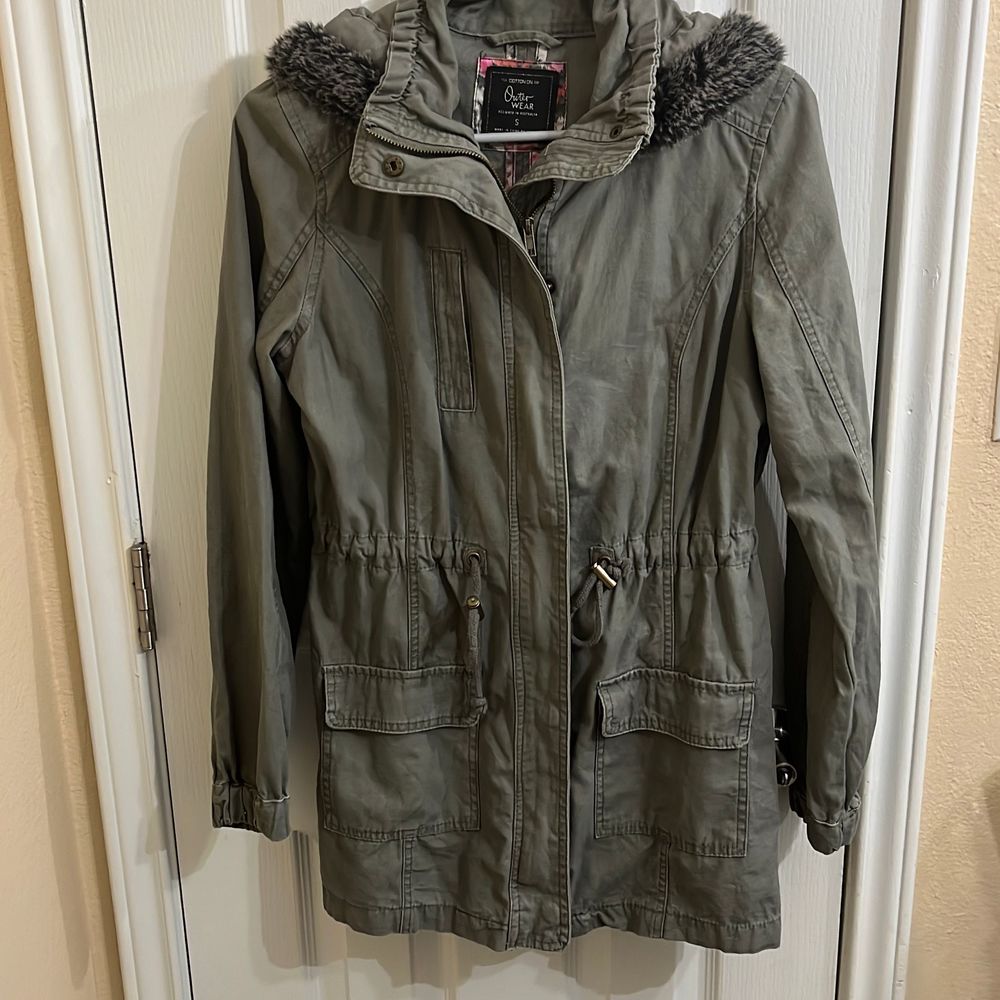 Gray-Green Utility Jacket with furry hood
Cotton On Size S